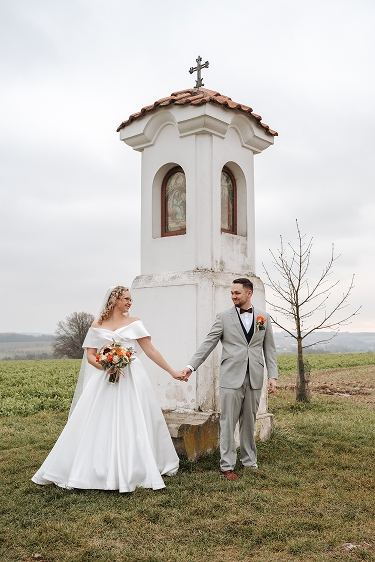 Novomanželé Renča a Adam před kapličkou